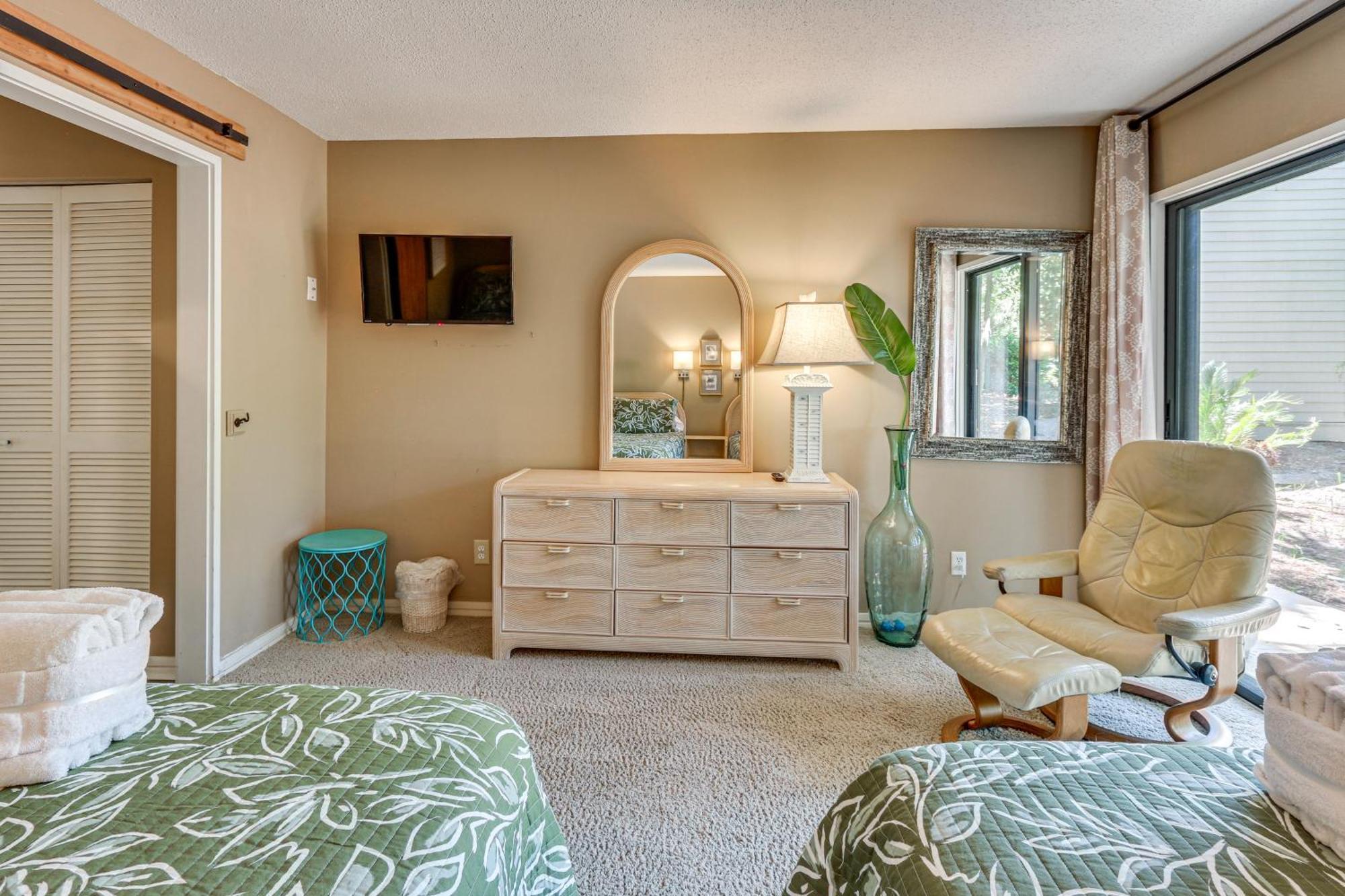 Modern Hilton Head Retreat Walk To Beach And Golf! ヒルトンヘッドアイランド エクステリア 写真